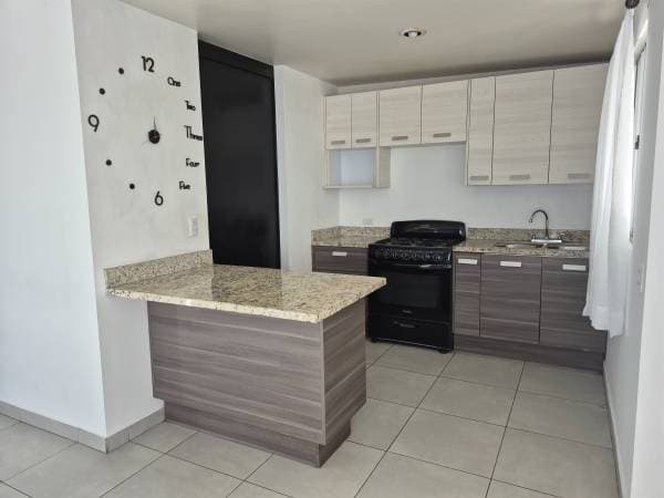 Modern Luxury Apartment, Clubhouse, Pool, Great Location, 24-Hour Security - Image 2