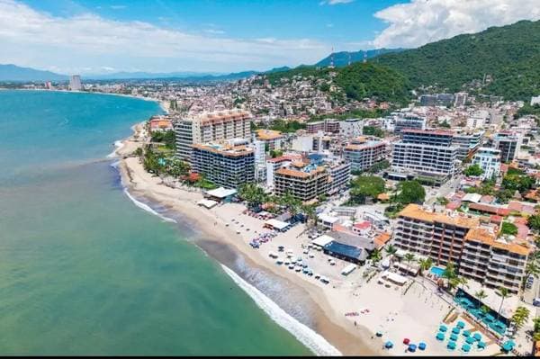 BRAND NEW LISTING The Park Luxury Condo FOR SALE $799,000 - Image 2