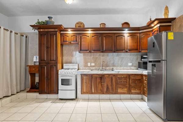 1 Bed 1 Bath with pool and rooftop (YEARLY LEASE ONLY) - Image 2