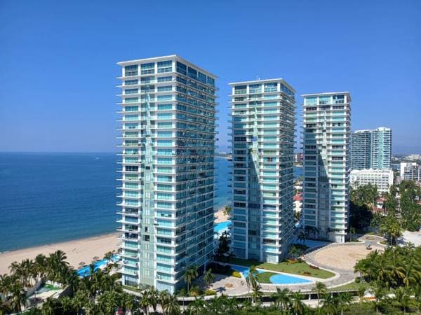 Oceanfront condo in Peninsula PV, 2 beds, 2baths, short and longterm