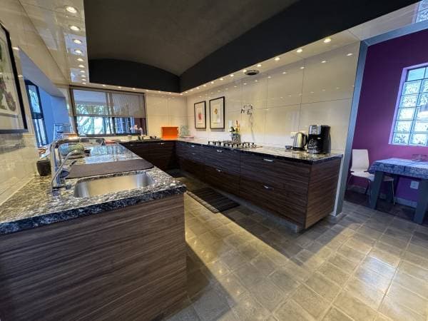 Casa Jacaranda — A Sophisticated Multi-Unit Estate with Space and Inve - Image 4