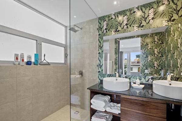 Excellent location - Large Modern 2 Bedroom Condo. $539,000 - Image 4