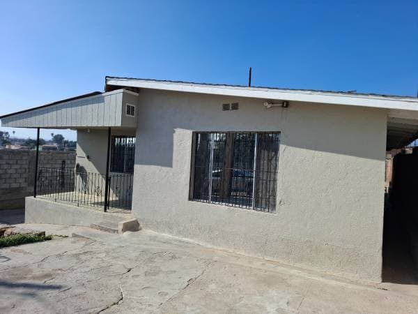 House For Rent 3 Bedrooms, 2 Bathrooms And Parking 3 Cars, Ground Floor.