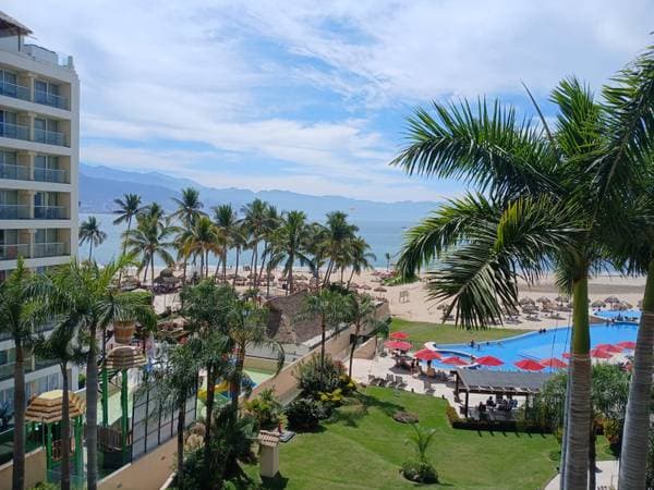 Beachfront Penthouse condo 5 beds vacational short and longterm