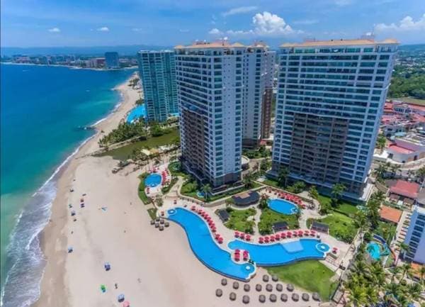 Grand Venetian 2 bed, 2 bath Beachfront condo vacations and short term