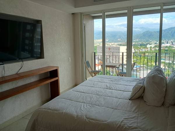 Grand Venetian 2 bed, 2 bath Beachfront condo vacations and short term - Image 3