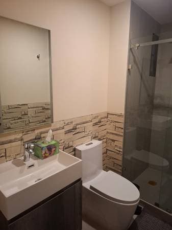 Rent a beautiful, new, private exterior room with private bathroom - Image 3