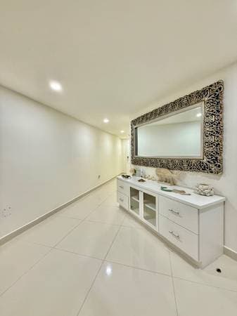 Almost New Immaculate Beach Villa 3 bedroom with 2 car Garage - Image 4