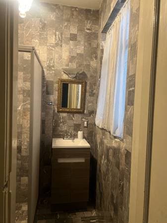 Room with bathroom in house in Roma neighborhood - Image 3