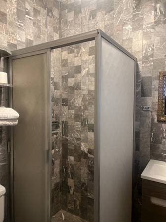 Room with bathroom in house in Roma neighborhood - Image 4