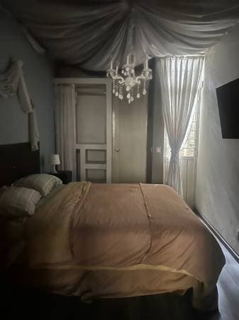 Room with bathroom in house in Roma neighborhood - Image 5