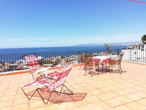 Colonial 2 beds apartment with Private large balcony and ocean view