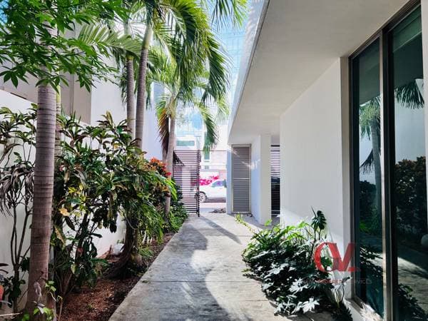 House With 4 Bedrooms In Exclusive Montebello Area - Image 2