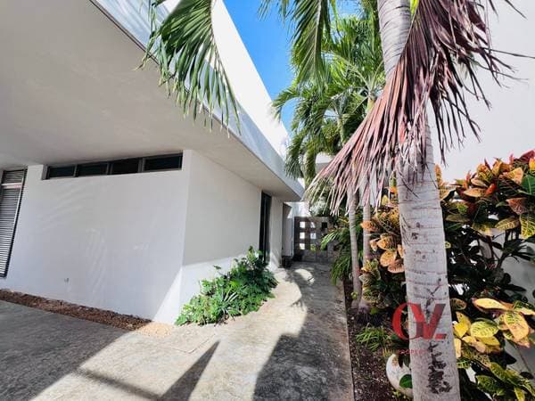 House With 4 Bedrooms In Exclusive Montebello Area - Image 3