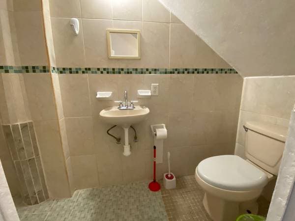 2 bed 1 bath apartment with balcony - Image 3