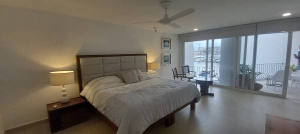 Las Palmas. 2 BR 2 BA Condo.