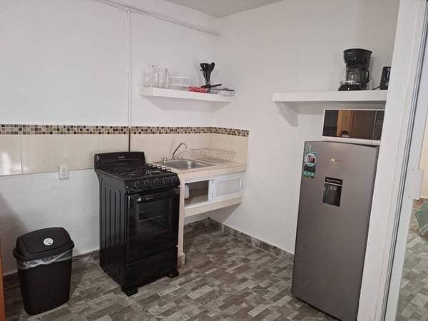 GROUND LEVEL!!!! studio 1 bath in the romantic zone