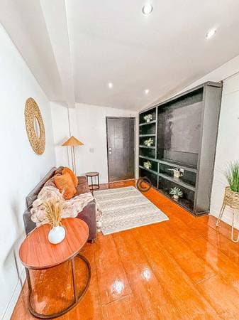 Nice apt close to everything walking - Image 4