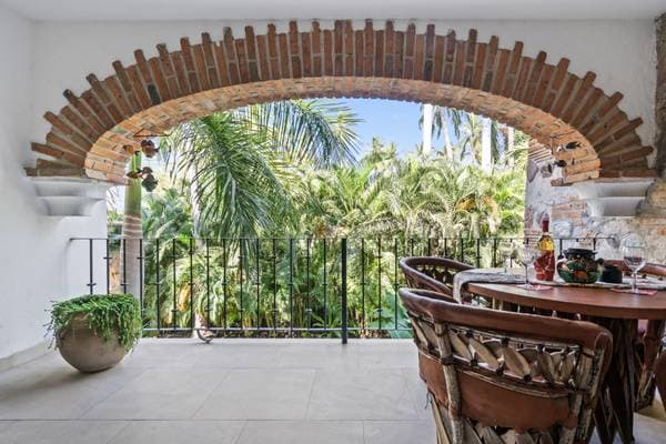 This 2 bedroom condo with beach access is amazing. $469,000. USD - Image 2