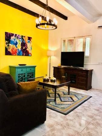 Fully Renovated studio apartment walking distance to the beach - Image 4