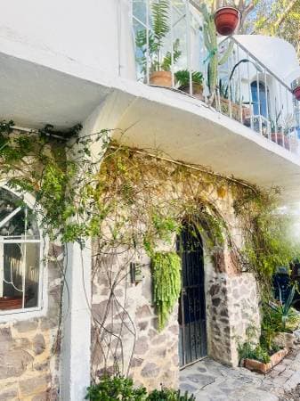 Artsy House in Quiet Compound surrounded by trees 🌳 - Image 2