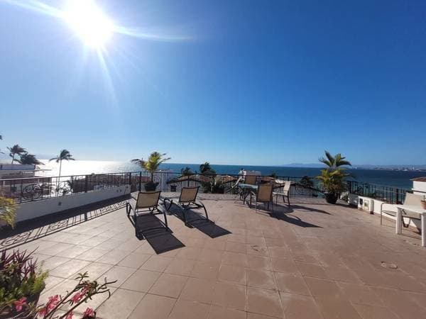 2 Bedroom 2 and a half bathrooms half block to beach yr. lease