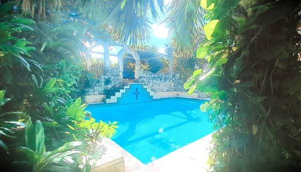 For sale 5.7 ACRE FAMILY COMPOUND - TROPICAL PARADISE