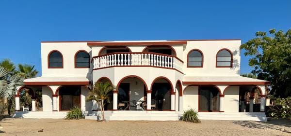 Beach Front House with 5 lots - Image 2