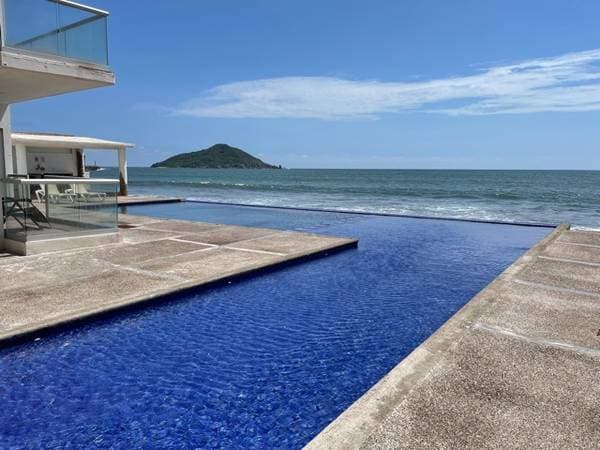 Furnished apartment for rent Oceanview 2 swimming pools Cerritos