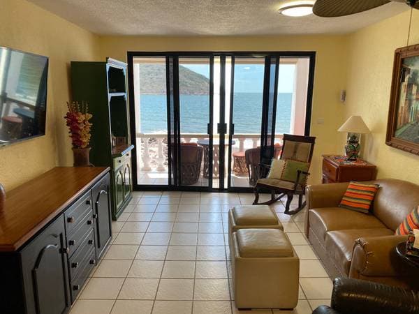 Cozy 1 bd on the beach of the Golden Zone, Price reduced