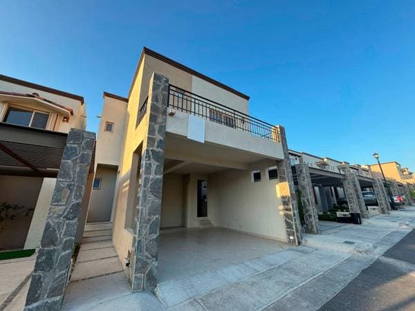 House for Rent in Camino del Mar 3 beds + TV room + Patio