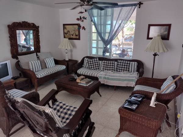 House with adjacent lot a few steps from the beach - Image 3